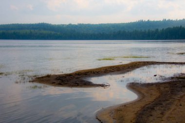 Kanada 'nın Quebec eyaletindeki güzel ve vahşi göl.
