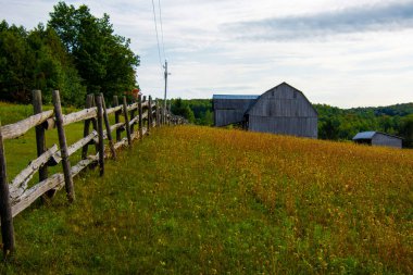 Küçük bir köyde büyük bir ahırı olan güzel bir manzara.
