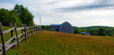 Küçük bir köyde büyük bir ahırı olan güzel bir manzara.