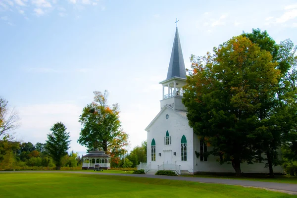 Şehirdeki kilise, güzel doğa.