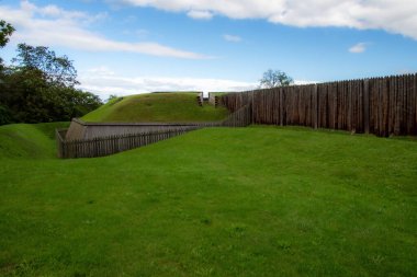 Parktaki eski ahşap çit