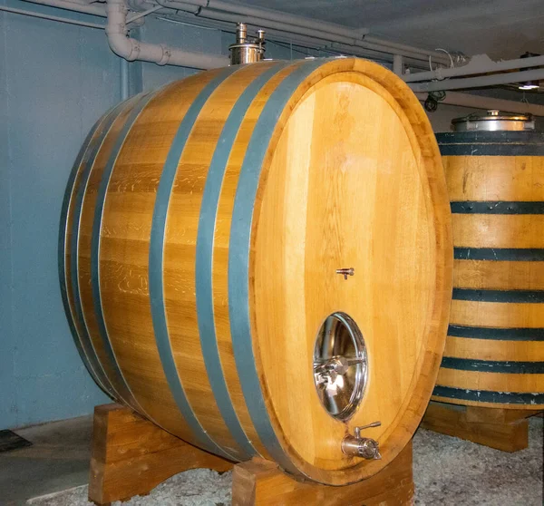地下ワイナリーのワイン樽 — ストック写真