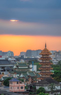 Bangkok, Tayland - 25 Ekim 2025: Hem modern hem de daha yoksul mimarisi ile Tayland 'ın Bangkok kentinin manzarası