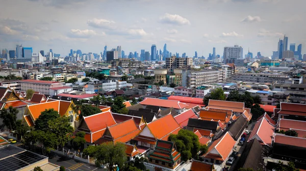 Bangkok, Tayland - 26 Ekim 2025: Tayland 'ın Bangkok kentinin eski ve modern mimarisi şehrin benzersizliğini gösteriyor