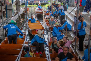 Bangkok, Tayland - 24 Ekim 2025: Bangkok, Tayland yakınlarındaki Damnoen Saduak Pazarı