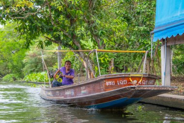Bangkok, Tayland - 24 Ekim 2025: Bangkok, Tayland yakınlarındaki Damnoen Saduak Pazarı