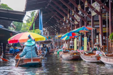 Bangkok, Tayland - 24 Ekim 2025: Bangkok, Tayland yakınlarındaki Damnoen Saduak Pazarı