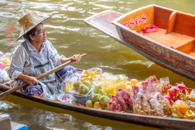 Bangkok, Tayland - 24 Ekim 2025: Bangkok, Tayland yakınlarındaki Damnoen Saduak Pazarı