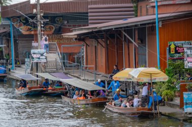 Bangkok, Tayland - 24 Ekim 2025: Bangkok, Tayland yakınlarındaki Damnoen Saduak Pazarı