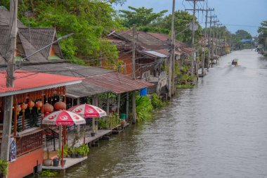 Bangkok, Tayland - 24 Ekim 2025: Bangkok, Tayland yakınlarındaki Damnoen Saduak Pazarı