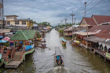 Bangkok, Tayland - 24 Ekim 2025: Bangkok, Tayland yakınlarındaki Damnoen Saduak Pazarı