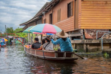 Bangkok, Tayland - 24 Ekim 2025: Bangkok, Tayland yakınlarındaki Damnoen Saduak Pazarı