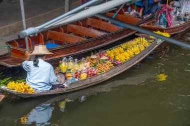 Bangkok, Tayland - 24 Ekim 2025: Bangkok, Tayland yakınlarındaki Damnoen Saduak Pazarı