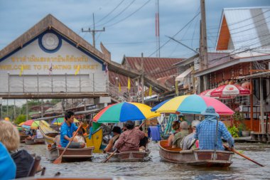 Bangkok, Tayland - 24 Ekim 2025: Bangkok, Tayland yakınlarındaki Damnoen Saduak Pazarı