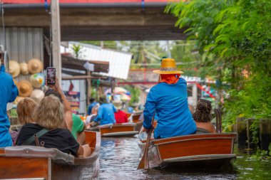 Bangkok, Tayland - 24 Ekim 2025: Bangkok, Tayland yakınlarındaki Damnoen Saduak Pazarı