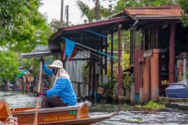 Bangkok, Tayland - 24 Ekim 2025: Bangkok, Tayland yakınlarındaki Damnoen Saduak Pazarı