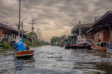 Bangkok, Tayland - 24 Ekim 2025: Bangkok, Tayland yakınlarındaki Damnoen Saduak Pazarı