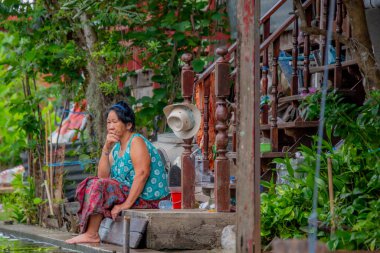 Bangkok, Tayland - 24 Ekim 2025: Bangkok, Tayland yakınlarındaki Damnoen Saduak Pazarı