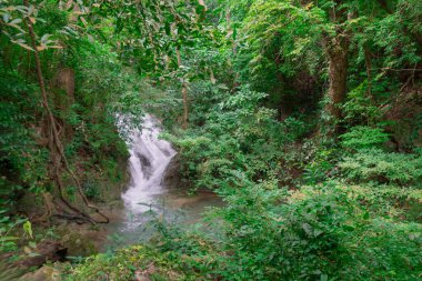 Kanchanaburi, Tayland 'daki Erawan Ulusal Parkı' nın muhteşem şelaleleri.