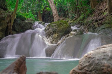 Kanchanaburi, Tayland 'daki Erawan Ulusal Parkı' nın muhteşem şelaleleri.
