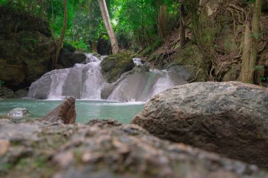 Kanchanaburi, Tayland 'daki Erawan Ulusal Parkı' nın muhteşem şelaleleri.
