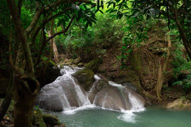 Kanchanaburi, Tayland 'daki Erawan Ulusal Parkı' nın muhteşem şelaleleri.