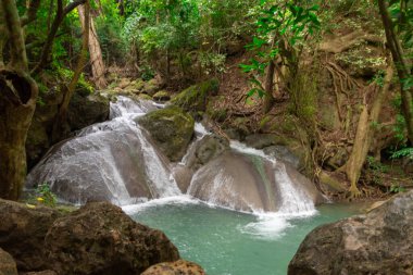 Kanchanaburi, Tayland 'daki Erawan Ulusal Parkı' nın muhteşem şelaleleri.