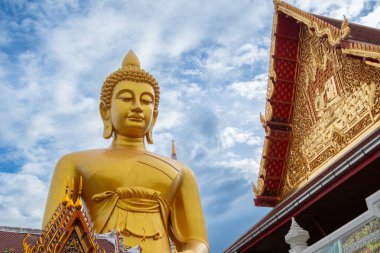 Tayland 'ın Bangkok şehrindeki büyük altın Buda..