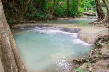 Kanchanaburi, Tayland 'daki Erawan Ulusal Parkı' nın muhteşem şelaleleri.