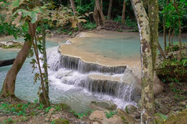 Kanchanaburi, Tayland 'daki Erawan Ulusal Parkı' nın muhteşem şelaleleri.