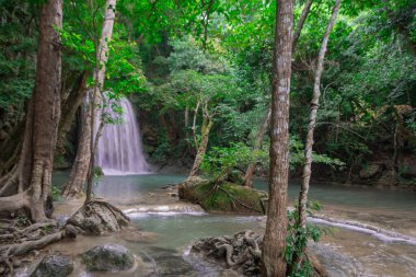 Kanchanaburi, Tayland 'daki Erawan Ulusal Parkı' nın muhteşem şelaleleri.