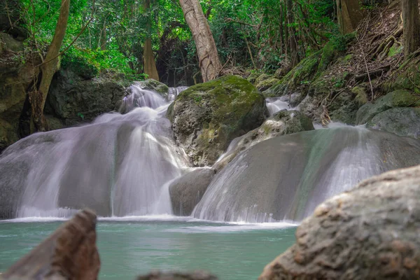 Kanchanaburi, Tayland 'daki Erawan Ulusal Parkı' nın muhteşem şelaleleri.