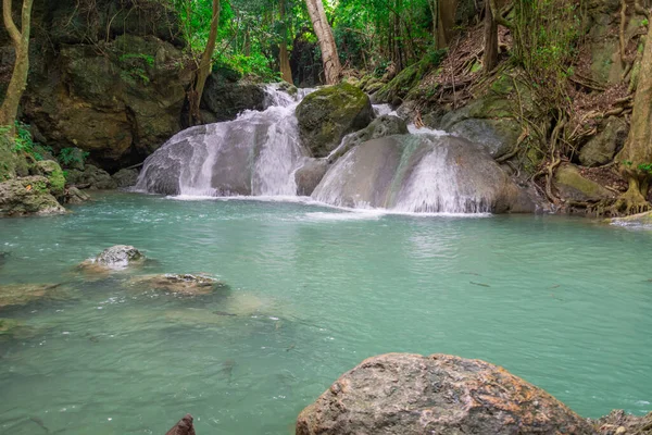 Kanchanaburi, Tayland 'daki Erawan Ulusal Parkı' nın muhteşem şelaleleri.