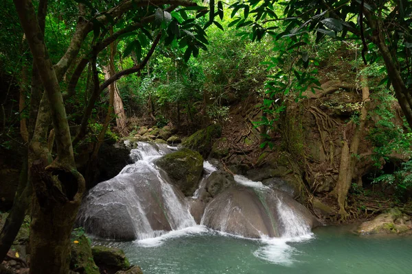 Kanchanaburi, Tayland 'daki Erawan Ulusal Parkı' nın muhteşem şelaleleri.