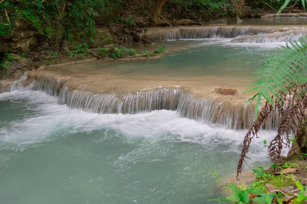Kanchanaburi, Tayland 'daki Erawan Ulusal Parkı' nın muhteşem şelaleleri.