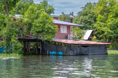 Bangkok, Tayland - 25 Ekim 2025: Bangkok banliyölerindeki Khlong Maha Sawat Kanalı