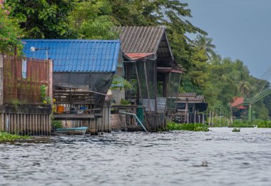 Bangkok, Tayland - 25 Ekim 2025: Bangkok banliyölerindeki Khlong Maha Sawat Kanalı