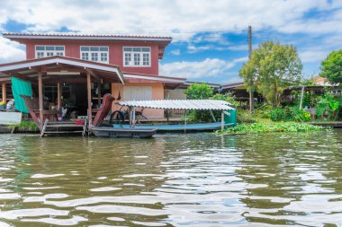 Bangkok, Tayland - 25 Ekim 2025: Bangkok banliyölerindeki Khlong Maha Sawat Kanalı
