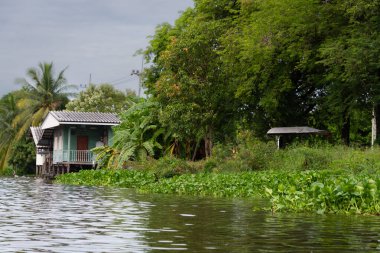 Bangkok, Tayland - 25 Ekim 2025: Bangkok banliyölerindeki Khlong Maha Sawat Kanalı