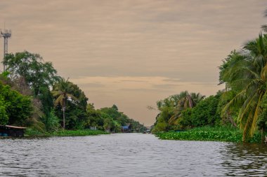Bangkok, Tayland - 25 Ekim 2025: Bangkok banliyölerindeki Khlong Maha Sawat Kanalı