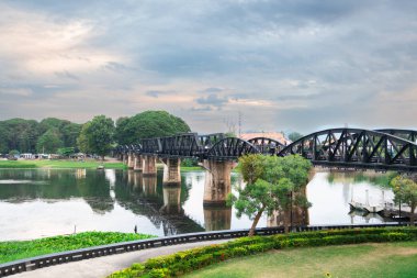 Tayland 'daki Kwai Nehri üzerindeki meşhur köprünün manzarası.