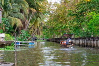 Bangkok, Tayland - 25 Ekim 2025: Bangkok banliyölerindeki Khlong Maha Sawat Kanalı