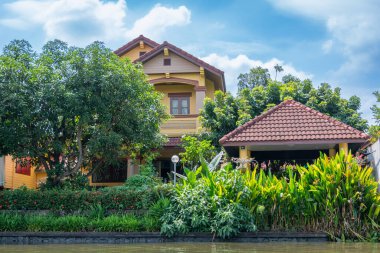 Bangkok, Tayland - 25 Ekim 2025: Bangkok banliyölerindeki Khlong Maha Sawat Kanalı