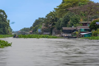Bangkok, Tayland - 25 Ekim 2025: Bangkok banliyölerindeki Khlong Maha Sawat Kanalı