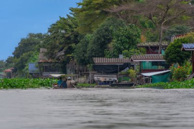 Bangkok, Tayland - 25 Ekim 2025: Bangkok banliyölerindeki Khlong Maha Sawat Kanalı