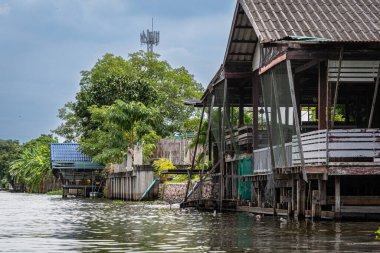 Bangkok, Tayland - 25 Ekim 2025: Bangkok banliyölerindeki Khlong Maha Sawat Kanalı