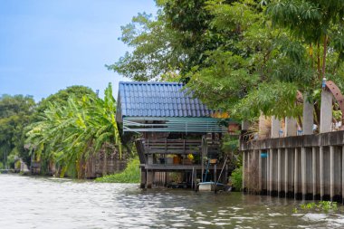 Bangkok, Tayland - 25 Ekim 2025: Bangkok banliyölerindeki Khlong Maha Sawat Kanalı