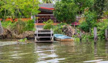 Bangkok, Tayland - 25 Ekim 2025: Bangkok banliyölerindeki Khlong Maha Sawat Kanalı