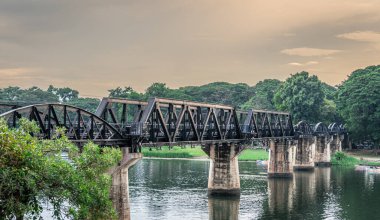 Tayland 'daki Kwai Nehri üzerindeki meşhur köprünün manzarası.