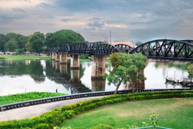 Tayland 'daki Kwai Nehri üzerindeki meşhur köprünün manzarası.